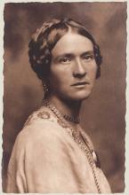 Kreszentia Mühsam. Als Postkarte gestaltetes Foto 1919 mit rückseitiger Widmung an Karl F Kocmata (1890–1941). Sammlung Reinhard Müller, Graz 